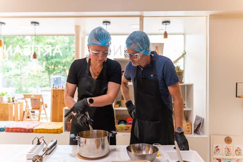 2 participants à l'atelier de fabrication de savon pèsent et mélangent les ingrédients