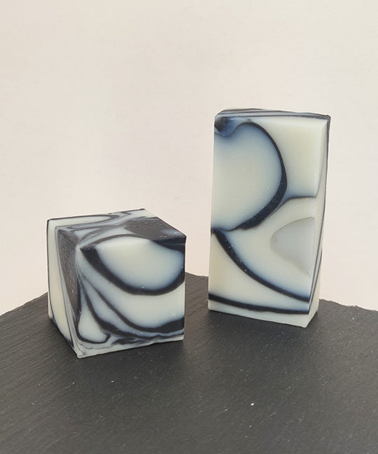 savon à la menthe et eucalyptus, marbré noir et blanc
