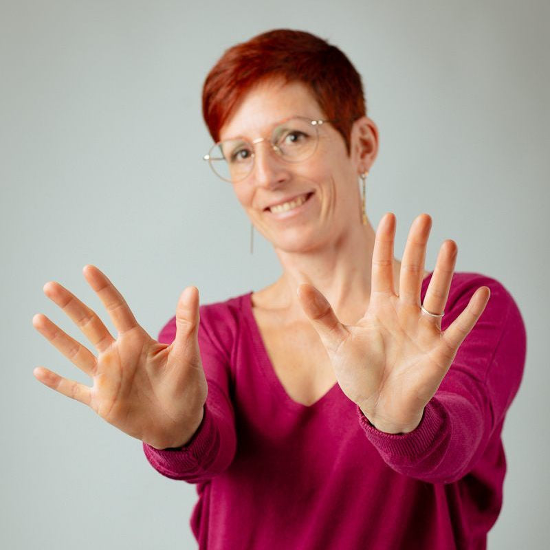 Portrait de Caroline Deceglie, savonniere. Avec les mains en avant