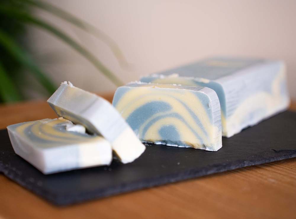 barre de savon marbré blanc et bleu fabriqué en atelier DIY